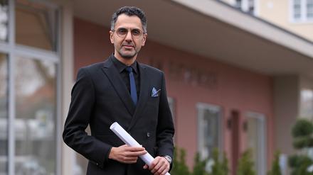 Der Architekt Ramin Aminian vor seinem jüngsten Projekt "Am Eichenhof". 