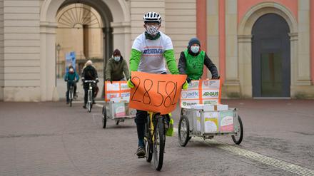 Mitglieder und Unterstützer des Verkehrsclub Deutschland (VDC) bringen die Unterschriften zum Landtag. 