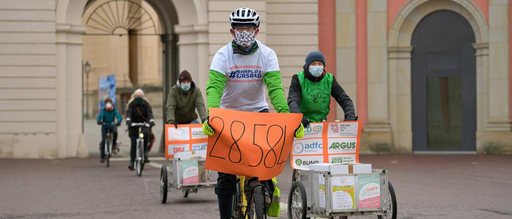 Mitglieder und Unterstützer des Verkehrsclub Deutschland (VDC) bringen die Unterschriften zum Landtag.