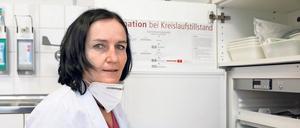 Fit für die Impfung. Die Potsdamer Hausärztin Ulrike Hackenberg ist sich sicher, dass sie in ihrer Praxis die empfindlichen Impfdosen aufbewahren kann.