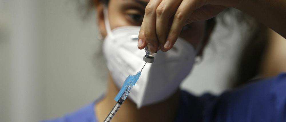 Der Impfstoff von Pfizer/BioNtech wird weltweit eingesetzt, hier zum Beispiel in Spanien.