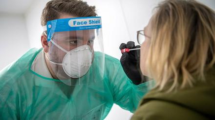 Covid-19-Infektionen werden mittels PCR-Tests nachgewiesen, wie hier in einem Testzentrum in Norddeutschland.