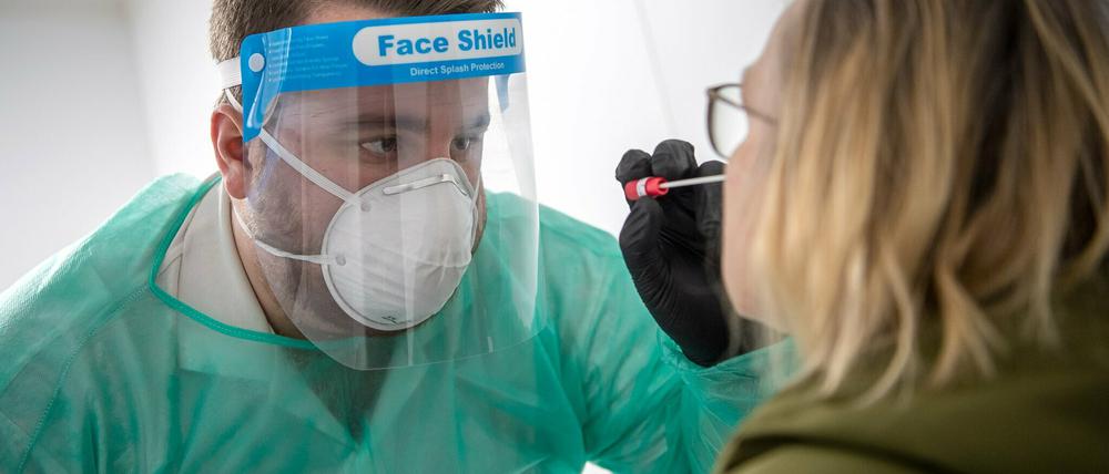 Covid-19-Infektionen werden mittels PCR-Tests nachgewiesen, wie hier in einem Testzentrum in Norddeutschland.