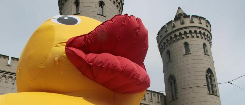 Aufblas-Ente Agathe ist das Maskottchen des Stadtjugendrings.