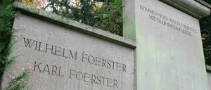 Die Grabstätte von Vater Wilhelm und Sohn Karl Foerster auf dem Bornimer Friedhof. 