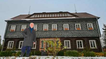 Thomas Mix (SPD), Bürgermeister von Buckow, steht vor seinem Umgebindehaus.