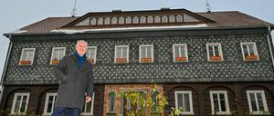 Thomas Mix (SPD), Bürgermeister von Buckow, steht vor seinem Umgebindehaus.