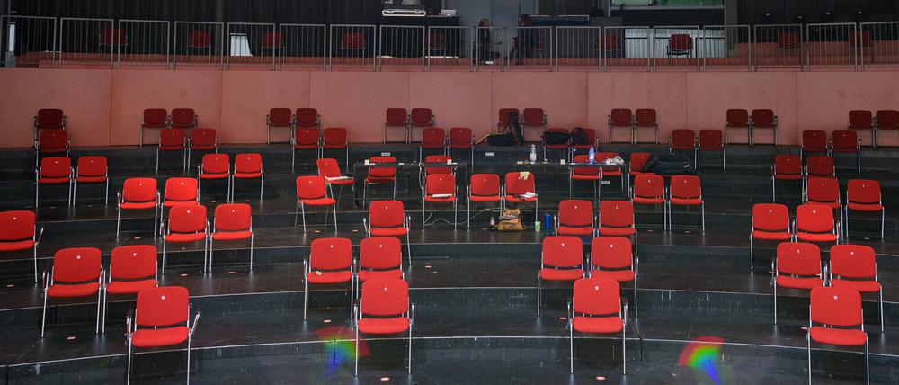 Der Saal des Potsdamer Hans Otto Theaters mit der coronagemäßen Bestuhlung im November 2020.