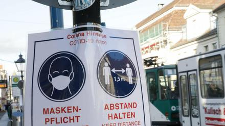 Der Richter will unter anderem prüfen lassen, ob die Maskenpflicht in jedem Fall rechtens ist.