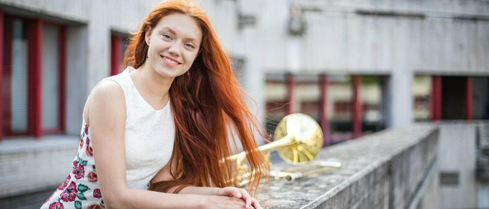 Posaunistin Polina Tarasenko gibt im leeren Nikolaisaal beim interaktiven Zoom-Konzert in der Reihe "Jetzt mit Euch!" ihr Potsdam-Debüt