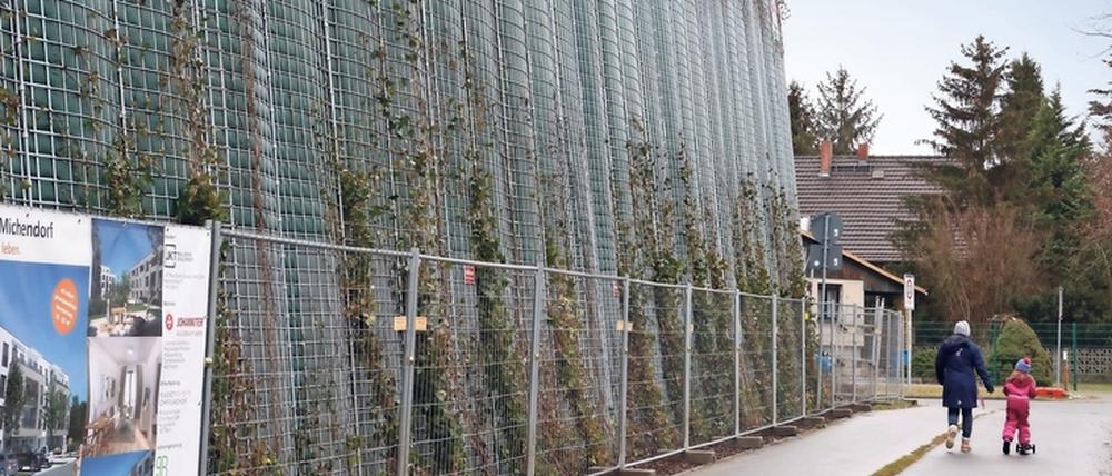 Wohnen hinter Mauern. Acht Meter hoch ist die Schallschutzwand, die das neue „Johanniter-Wohnquartier“ in Michendorf begrenzt. Das gigantische Bauwerk soll den Zuglärm abhalten. Parallel soll die Wand zur grünen Oase, einem vertikalen Garten werden.