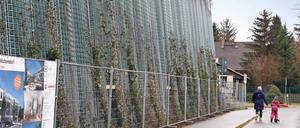 Wohnen hinter Mauern. Acht Meter hoch ist die Schallschutzwand, die das neue „Johanniter-Wohnquartier“ in Michendorf begrenzt. Das gigantische Bauwerk soll den Zuglärm abhalten. Parallel soll die Wand zur grünen Oase, einem vertikalen Garten werden.