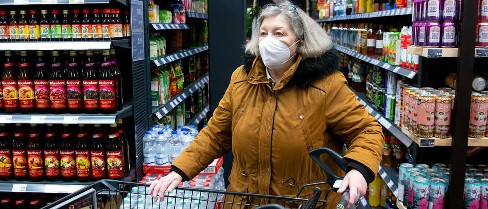 Einkauf im Supermarkt ist in Brandenburg ab Samstag nur noch mit FFP2-Schutzmaske oder medizinischen OP-Masken erlaubt.