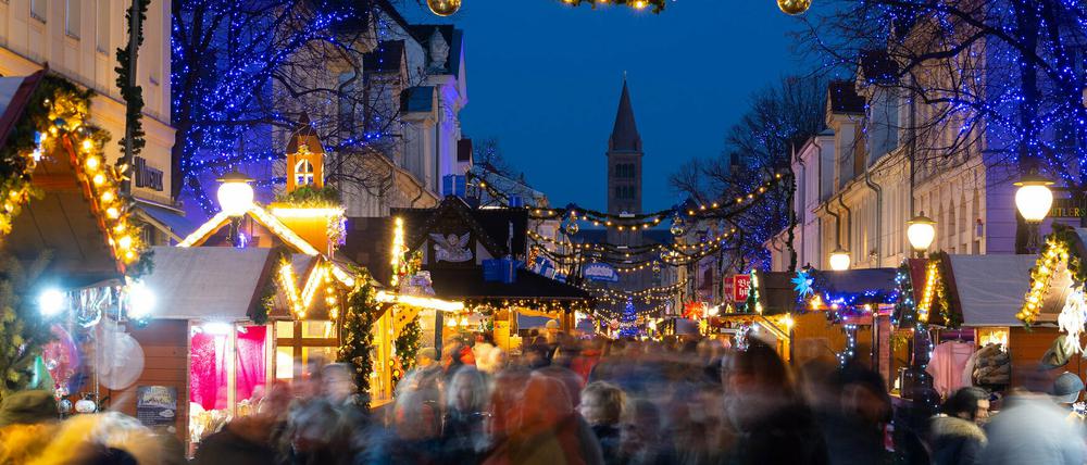 Der "Blaue Lichterglanz" in Potsdam ist Brandenburgs größter Weihnachtsmarkt. 