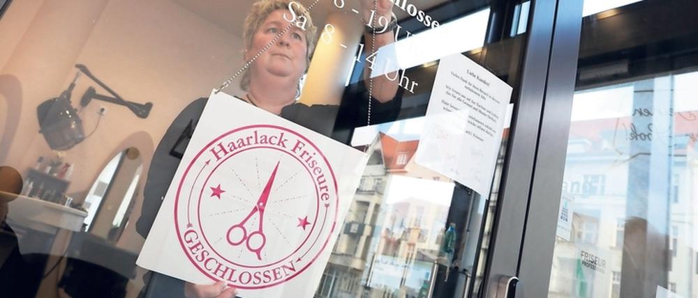 Wochenlang zu. Der Frisörsalon HaarLack ist seit Mitte Dezember geschlossen, wie alle anderen Salons. Inhaberin Christin Lack hat ein Darlehen aufgenommen, um die laufenden Kosten zu tragen. Doch trotzdem wird es eng.