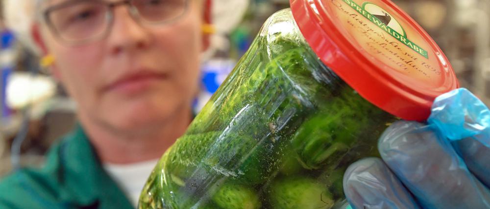 Ist Gurkenwasser ein adäquates Mittel gegen Straßenglätte? In Bayern wird dies gerade getestet, Brandenburg schaut interessiert hin.