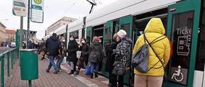 In den Straßenbahnen müssen in Potsdam weiterhin Masken getragen werden.