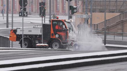 Auch in den kommenden Tagen könnten in Potsdam wieder Räumfahrzeuge im Einsatz ein.
