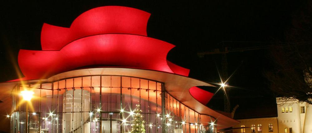 Das Hans Otto Theater darf vorerst nur von außen glänzen. Es bleibt bis Ostern geschlossen.