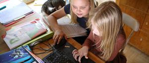 Im Homeschooling findet der Schulalltag zu Hause statt, oft vor dem Bildschirm. 