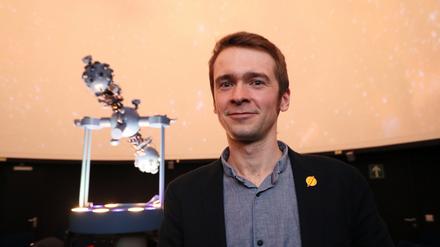 Das Online-Ferienprogramm des Urania-Planetariums bringt Kindern den Weltraum nahe. Hier zu sehen: Chef Simon Plate.