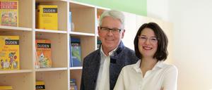 DUDEN-Lernhilfe-Gründer Dr. Gerd-Dietrich Schmidt und seine Tochter Laura Schmidt.