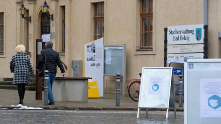 Maskenpflicht herrscht auch weiterhin bei den Wochenmärkten in Bad Belzig vor dem Rathaus.