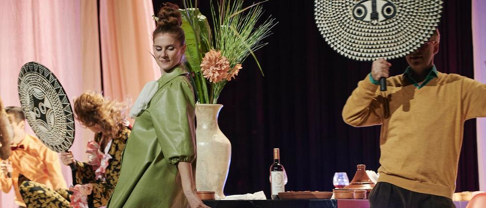 "Der Vorname" (hier mit Ulrike Beerbaum, Mitte) ist nach "Die Mitwisser" die zweite digitale Premiere am Hans Otto Theater.