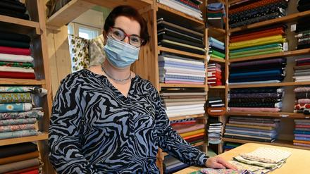 Rita Ehnert sortiert in ihrem Geschäft in Babelsberg Stoffe für Nähsets, die sie im Online-Versand anbietet. 