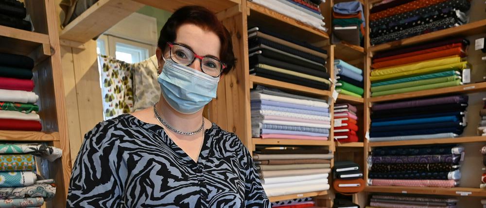 Rita Ehnert sortiert in ihrem Geschäft in Babelsberg Stoffe für Nähsets, die sie im Online-Versand anbietet. 