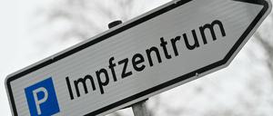 Im Landkreis Potsdam-Mittelmark ist bislang kein Impfzentrum geplant - laut Kreisverwaltung gibt es keine passende Immobilie dafür. Nun soll aber erneut geprüft werden.