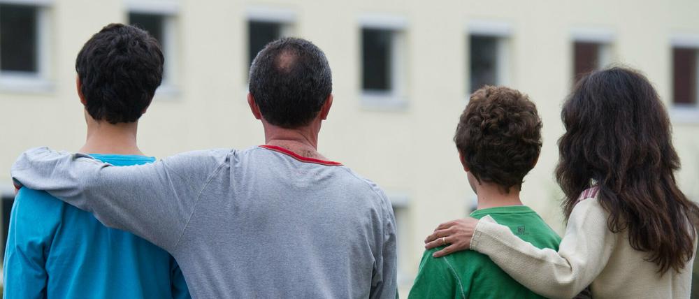Eine syrische Familie vor einem Asylwohnheim der Zentralen Ausländerbehörde des Landes Brandenburg in Eisenhüttenstadt.