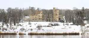Traumhafter Anblick: Schneegestöber am Schloss Babelsberg.
