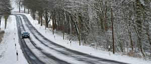 Erste glatte Straßen in Brandenburg. Am Wochenende droht ein Schneechaos in Teilen des Landes.