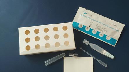 Mit den sogenannten Spucktests testen sich Mitarbeitende selbst auf Infektionen mit SARS-COV-2.