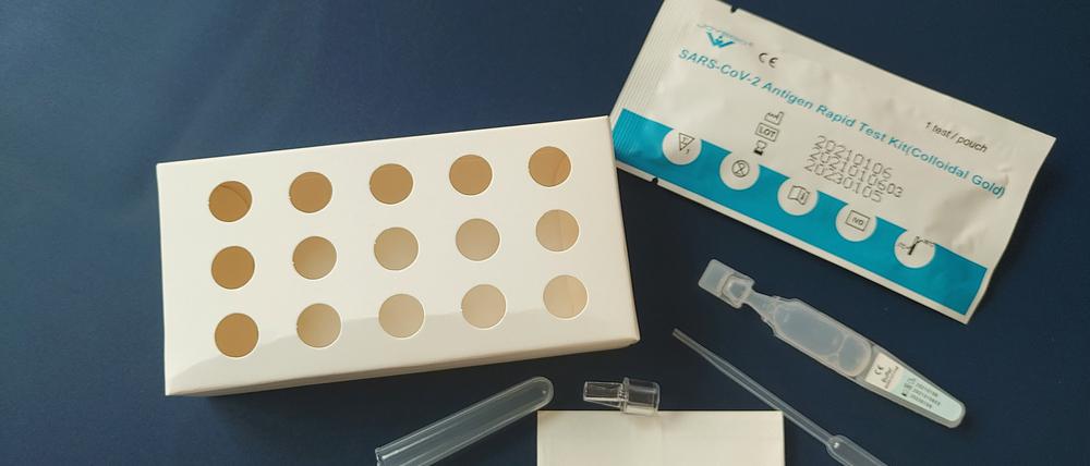 Mit den sogenannten Spucktests testen sich Mitarbeitende selbst auf Infektionen mit SARS-COV-2.