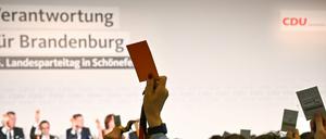 Die Brandenburger CDU 2019 bei einem Parteitag in Schönefeld, bei dem es um die Koalitionsentscheidung ging.
