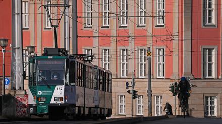 In der Coronakrise sind weniger Menschen mit Trams und Bussen unterwegs.