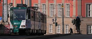 In der Coronakrise sind weniger Menschen mit Trams und Bussen unterwegs.