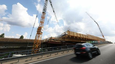 Wegen des Neubaus der Hochstraßenbrücke der Nuthestraße kommt es zu Einschränkungen.