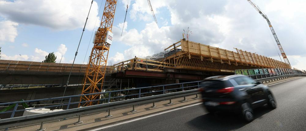 Wegen des Neubaus der Hochstraßenbrücke der Nuthestraße kommt es zu Einschränkungen.