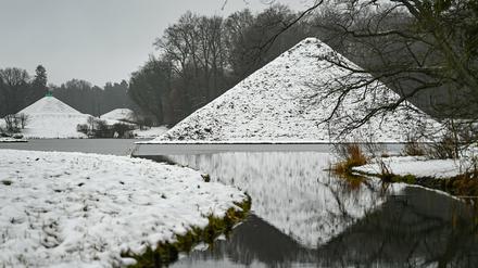 Seepyramide im Fürst-Pückler-Park in Branitz. Die von Hermann Fürst von Pückler-Muskau in Branitz komponierte Parkanlage gilt als der letzte der großen deutschen Landschaftsgärten.