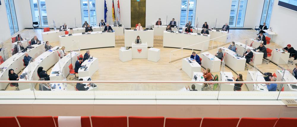 Die Mehrheit der Fraktionen im Brandenburger Landtag wollen die Schulen schnell wieder öffnen. Doch Regierungschef Dietmar Woidke (SPD) tritt auf die Bremse.