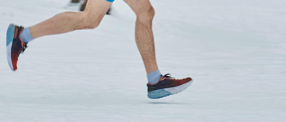Einsame Runden in der Coronakrise: Ein Jogger unterwegs im Schnee.