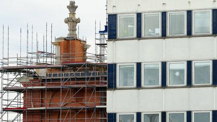 Neben dem Rechenzentrum wird der Turm der Garnisonkirche aufgemauert.