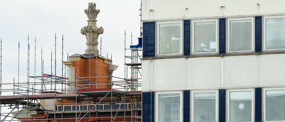 Neben dem Rechenzentrum wird der Turm der Garnisonkirche aufgemauert.