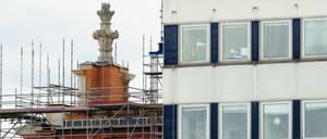 Neben dem Rechenzentrum wird der Turm der Garnisonkirche aufgemauert.