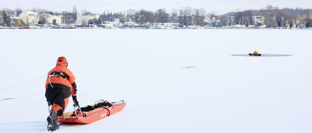 Die Potsdamer Feuerwehr übte im Tiefen See die Eisrettung.