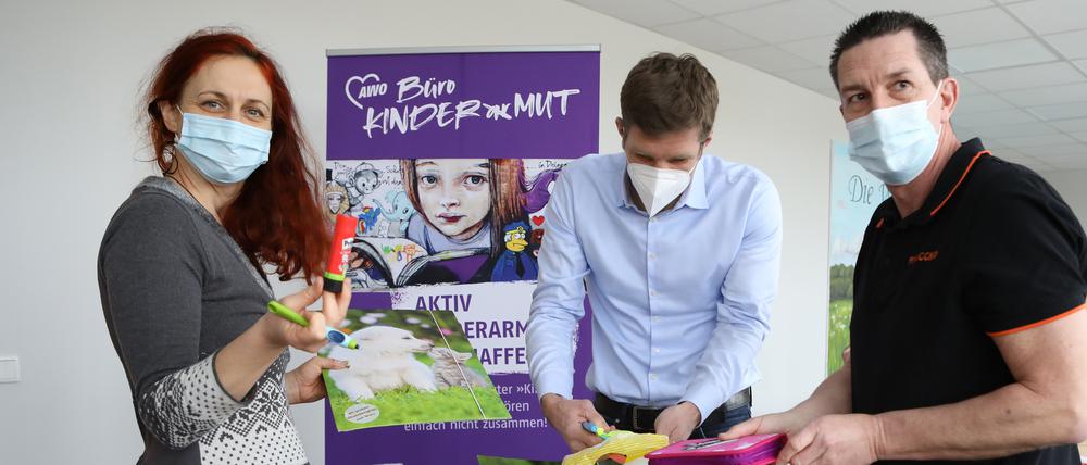 Marco Strippgen vom Spielwarenladen Pinocchio (r.) und Bahnhofspassagen-Chef Carsten Paul (M.) haben Spenden an Franziska Löffler vom Awo-Büro Kinder(ar)Mut übergeben.