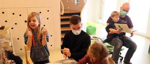 Die Erzieher Tommy Fitzner (m.) und Jan Hempel (r.) in der Kita Springfrosch müssen nun bei der Arbeit ständig OP-Maske tragen. 